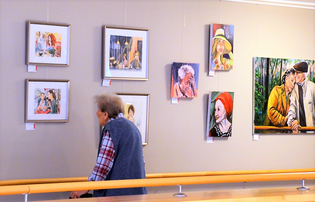 Die Bewohner freuen sich sehr, dass wieder neue Bilder an den Wänden hängen. Die Kunst kommt ins Haus. (Foto: © Martina Hörle)