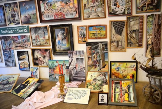 Gleich beim Eingang in die Galerie trifft der Besucher auf eine Auswahl von Ruthmanns Werken, in ihrer Vielseitigkeit wirklich bemerkenswert. (Foto: © Martina Hörle)