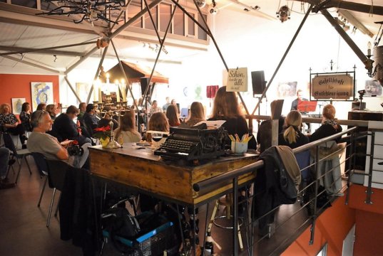 Im Atelier Pest-Projekt trugen die jungen Nachwuchsautoren gekonnt ihre wunderbaren Texte vor. (Foto: © Martina Hörle