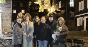 Gräfrath: Solinger Autorenrunde las am Lagerfeuer Die Solinger Autorenrunde und Freunde sorgten für einen kurzweiligen, schaurig-schönen Literaturabend am Lagerfeuer in historischem Ambiente. (Foto © Barbara Zipfler)