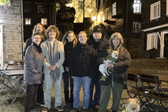 Die Solinger Autorenrunde und Freunde sorgten für einen kurzweiligen, schaurig-schönen Literaturabend am Lagerfeuer in historischem Ambiente. (Foto © Barbara Zipfler)