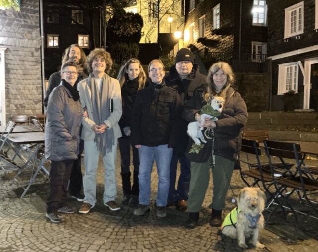Lagerfeuer 1 Die Solinger Autorenrunde und Freunde sorgten für einen kurzweiligen, schaurig-schönen Literaturabend am Lagerfeuer in historischem Ambiente. (Foto © Barbara Zipfler)