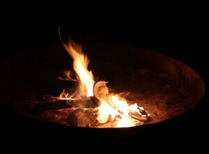 Munter flackerte das Lagerfeuer auf dem Gräfrather Marktplatz und verbreitete Wärme und Licht. (Foto © Sandra Grünwald)