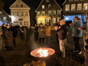 Das Publikum wurde zum Nachdenken und Philosophieren angeregt, durfte sich gruseln und lachen bei der Lesung am Lagerfeuer. (Foto © Barbara Zipfler)