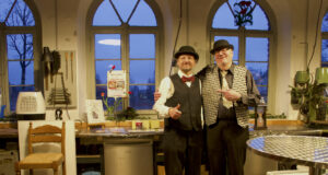 Oliver Richters (li.) und Wolfgang Günther präsentierten Stummfilme im Walder Kotten. (Foto: © Sarah Schmitz)