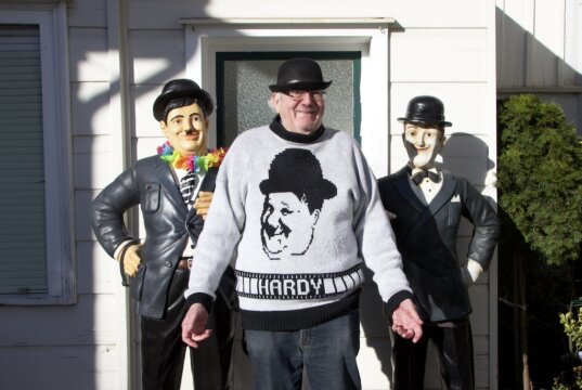 Wolfgang Günther erzählt den Besuchern seines Museums gerne amüsante Anekdoten und interessante Fakten zu Stan Laurel und Oliver Hardy. (Foto © Sarah Schmitz)