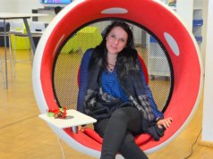 Mitarbeiterin Sandra Perinelli stellt den neuen sonic chair vor. Der Akustiksessel bietet ein beeindruckendes Klangerlebnis. (Foto: © Martina Hörle)