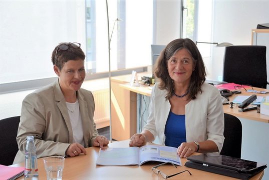 Heike Pflugner (li.), die künftige Leiterin der Stadtbibliothek, und Kulturdezernentin Dagmar Becker besprechen die geplante Situationsuntersuchung. (Foto: © Martina Hörle)