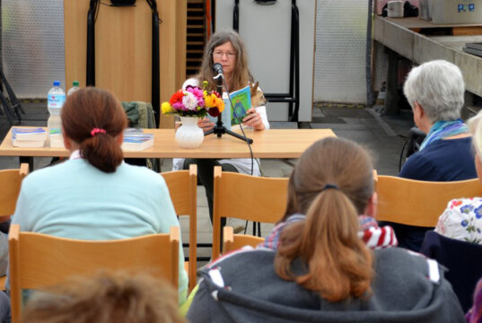 Im Gewächshaus fand der erste Lesenachmittag statt, bei dem drei Autorinnen, darunter Saga Grünwald, aus ihren Werken lasen. (Foto © Martina Hörle)
