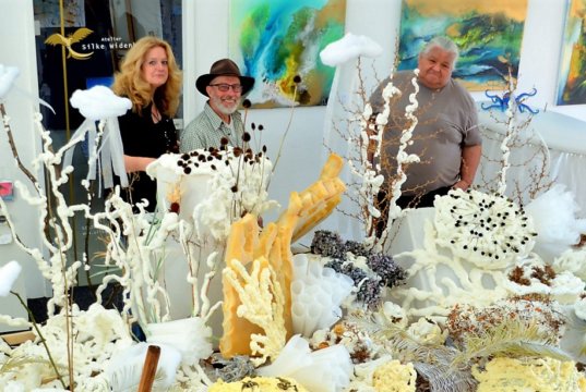Eventmanagerin Petra Krötzsch, Régis Noël und Peter Amann vom Güterhallenverein warten schon gespannt auf die kommende Lichternacht. (Foto: © Martina Hörle)