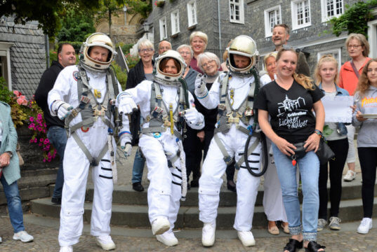 Die Gräfrather (Gastronomen, Künstler und Einzelhändler) haben wieder ein großartiges Lichterzauber-Programm auf die Beine gestellt. In diesem Jahr gibt es auf der Bühne am Markt die „Mondlandung in Gräfrath“. (Foto: © Martina Hörle)