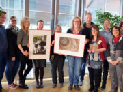 Die Mitarbeiterinnen und Mitarbeiter der Stadtbibliothek freuen sich, ihre Lieblingsfotos einmal öffentlich zeigen zu dürfen. (Foto: © Martina Hörle)