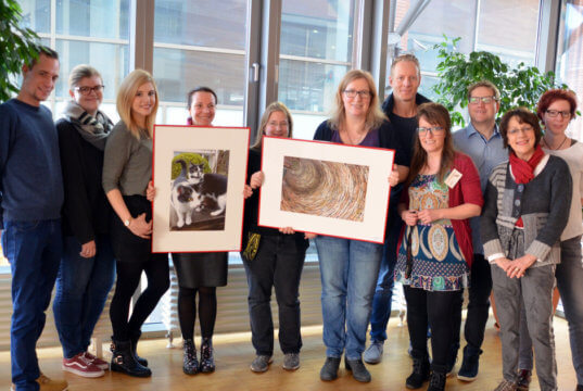 Die Mitarbeiterinnen und Mitarbeiter der Stadtbibliothek freuen sich, ihre Lieblingsfotos einmal öffentlich zeigen zu dürfen. (Foto: © Martina Hörle)