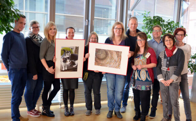 Die Mitarbeiterinnen und Mitarbeiter der Stadtbibliothek freuen sich, ihre Lieblingsfotos einmal öffentlich zeigen zu dürfen. (Foto: © Martina Hörle)