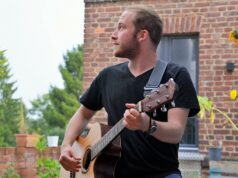 Der Solinger Liedermacher Robert Schreiber ist seit fünf Jahren mal als Solist, mal mit Band auf den Bühnen dieser Region unterwegs. (Foto: © Martina Hörle)