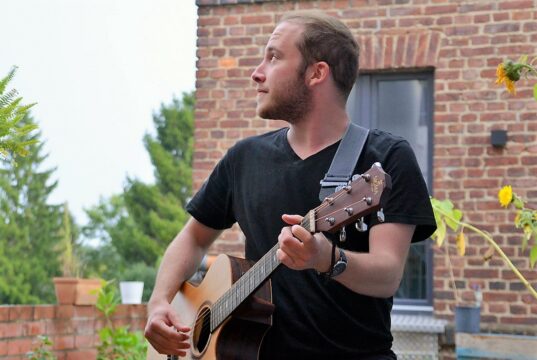 Der Solinger Liedermacher Robert Schreiber ist seit fünf Jahren mal als Solist, mal mit Band auf den Bühnen dieser Region unterwegs. (Foto: © Martina Hörle)