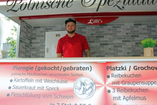 Stefan Breuer freut sich, dass Lilli's Foodtruck schon viele polnische und deutsche Kunden hat. (Foto © Sandra Grünwald)