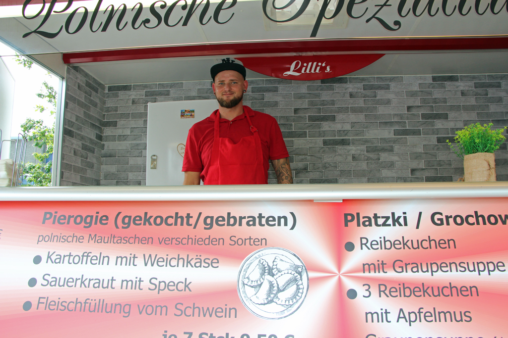 Stefan Breuer freut sich, dass Lilli's Foodtruck schon viele polnische und deutsche Kunden hat. (Foto © Sandra Grünwald)