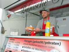 Seit heute bietet Stefan Breuer an Lillis Foodtruck auch Hotdogs in unterschiedlichen Variationen an. (Foto © Sandra Grünwald)