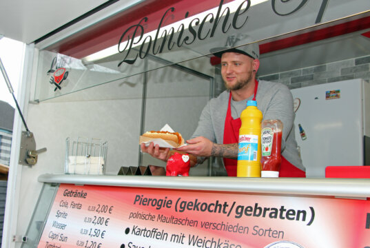 Seit heute bietet Stefan Breuer an Lillis Foodtruck auch Hotdogs in unterschiedlichen Variationen an. (Foto © Sandra Grünwald)