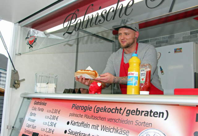 Seit heute bietet Stefan Breuer an Lillis Foodtruck auch Hotdogs in unterschiedlichen Variationen an. (Foto © Sandra Grünwald)