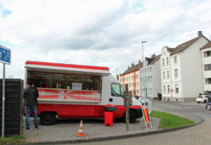 Am neuen Standort an der Höhscheider Straße 63 ist der Foodtruck schon von weitem zu sehen. (Foto © Sandra Grünwald)