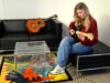 Die junge Solingerin Lisa Engel hat sich als Gitarrenlehrerin selbstständig gemacht und damit ihre berufliche Erfüllung gefunden. (Foto: © Martina Hörle)