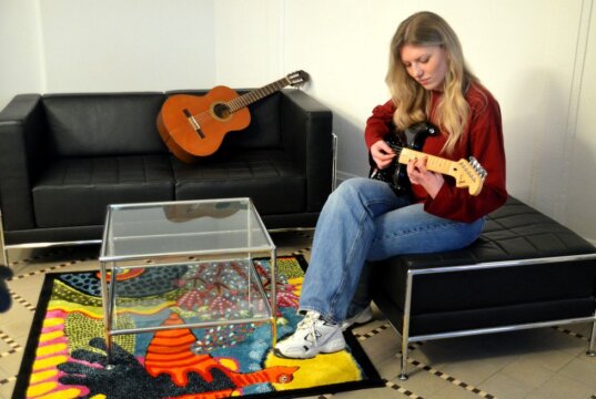 Die junge Solingerin Lisa Engel hat sich als Gitarrenlehrerin selbstständig gemacht und damit ihre berufliche Erfüllung gefunden. (Foto: © Martina Hörle)