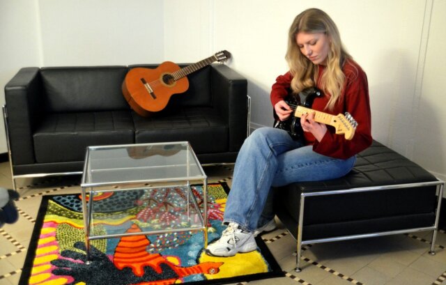 Die junge Solingerin Lisa Engel hat sich als Gitarrenlehrerin selbstständig gemacht und damit ihre berufliche Erfüllung gefunden. (Foto: © Martina Hörle)