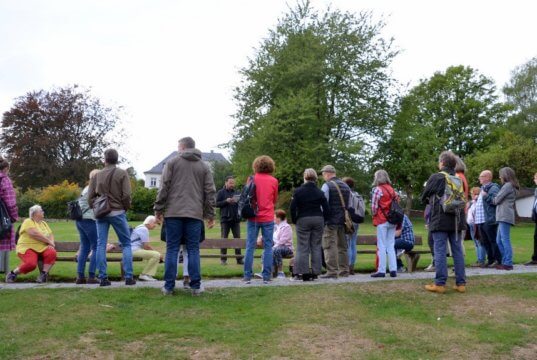 Bei dem fünften literarischen Wandertag ging es durch den Vorwerk Park mit Lesehalt an zauberhaft schönen Literaturpunkten. (Foto: © Martina Hörle)