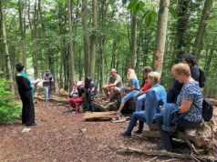 Wieder hatten der Freie Deutsche Autorenverband NRW und die Solinger Autorenrunde zu Literatur in der Natur eingeladen. Der gelungene Mix mit musikalischer Untermalung fand großen Anklang. (Foto: © Martina Hörle)