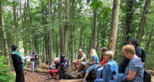 Wieder hatten der Freie Deutsche Autorenverband NRW und die Solinger Autorenrunde zu Literatur in der Natur eingeladen. Der gelungene Mix mit musikalischer Untermalung fand großen Anklang. (Foto: © Martina Hörle)