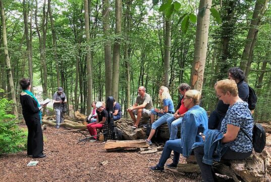 Wieder hatten der Freie Deutsche Autorenverband NRW und die Solinger Autorenrunde zu Literatur in der Natur eingeladen. Der gelungene Mix mit musikalischer Untermalung fand großen Anklang. (Foto: © Martina Hörle)