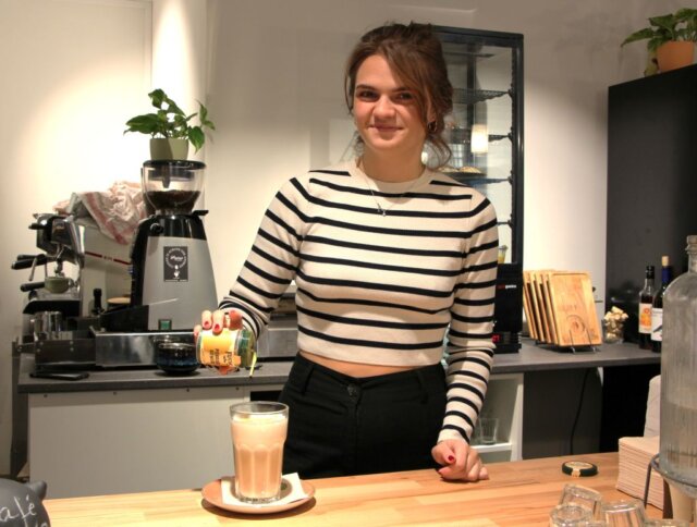 Loco1 Marie Meyer (im Bild) und Sharon Büll haben sich mit dem Café Loco einen Traum erfüllt. (Foto © Sandra Grünwald)