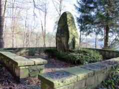Unser Spaziergang führt am Hermann Löns-Denkmal vorbei, wo man durch die blattlosen Äste einen Blick zum Sendeturm in Witzhelden werfen kann. (Foto © Sandra Grünwald)