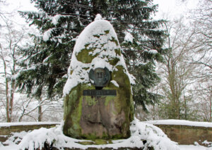Im Winter trägt Hermann Löns gern eine weiße Mütze. (Foto © Sandra Grünwald)