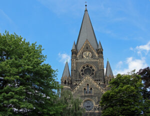 Die Lutherkirche gehört mit ihrem hohen Turm zur Skyline Solingens. (Foto © Sandra Grünwald)