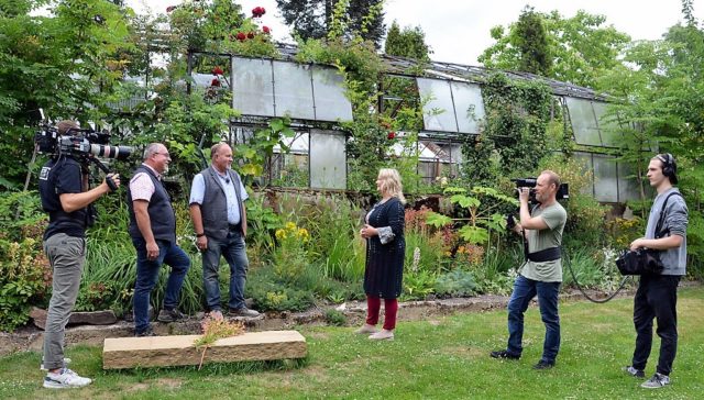 Das Team des MDR war zu umfangreichen Aufnahmen für die Sendung MDR Garten im Garten Ulbrich am Bertramsmühler Weg. Die Mitarbeiter waren von der Grünanlage begeistert. (Foto: © Martina Hörle)