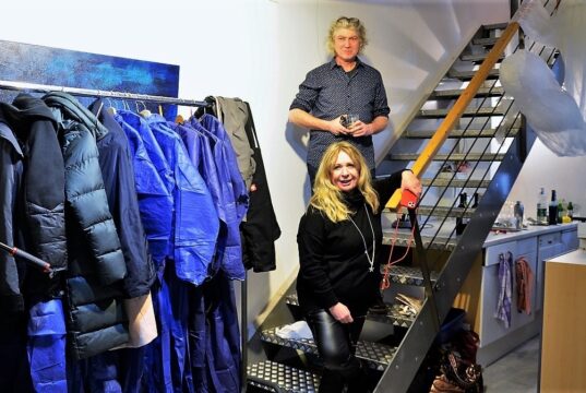 Karen Ulrich und Michael Boeck luden ein zur Abschlussveranstaltung "Mehr Meer" in die Galerie Märzhase. (Foto: © Martina Hörle)