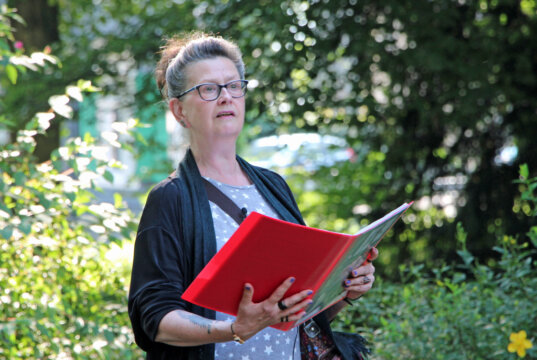 Mit einem bunten Potpourri an Märchen entführte Autorin und Märchenerzählerin Martina Hörle ihr Publikum in alle Herren Länder. (Foto © Sandra Grünwald)