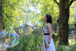 Remy Matelot und ihr Spiel mit Licht und zarten Seifenblasen. (Foto © Sandra Grünwald)