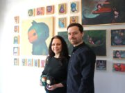 Olga und Wladimir Vollmer laden die Besucher ihrer Ausstellung „Märchenzeit“ in der Galerie ART-ECK ein, eigene Geschichten in den Kunstwerken zu entdecken. (Foto © S. Grünwald)
