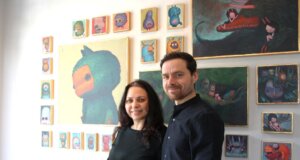Olga und Wladimir Vollmer laden die Besucher ihrer Ausstellung „Märchenzeit“ in der Galerie ART-ECK ein, eigene Geschichten in den Kunstwerken zu entdecken. (Foto © S. Grünwald)