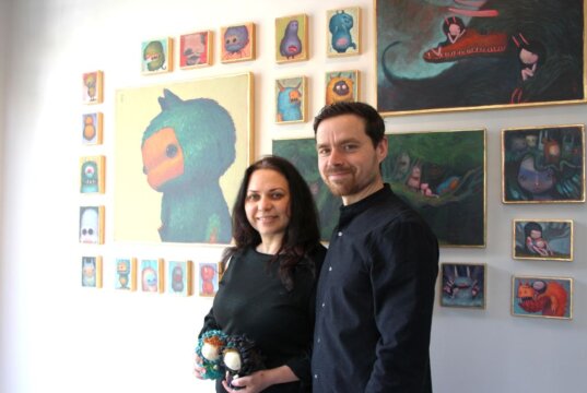 Olga und Wladimir Vollmer laden die Besucher ihrer Ausstellung „Märchenzeit“ in der Galerie ART-ECK ein, eigene Geschichten in den Kunstwerken zu entdecken. (Foto © S. Grünwald)