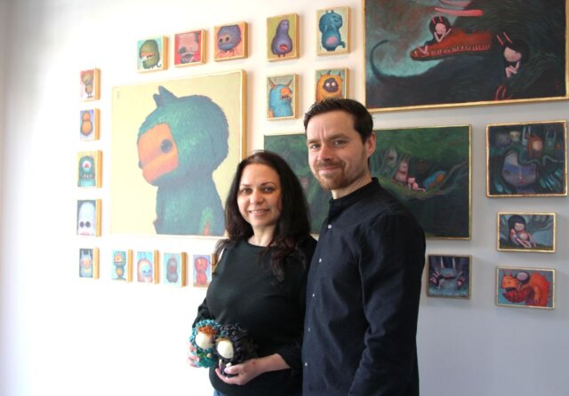 Olga und Wladimir Vollmer laden die Besucher ihrer Ausstellung „Märchenzeit“ in der Galerie ART-ECK ein, eigene Geschichten in den Kunstwerken zu entdecken. (Foto © S. Grünwald)