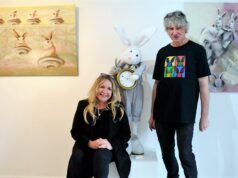 Am Freitag fand die Eröffnung der etwas anderen Galerie Märzhase im Südpark statt. Inhaber Michael Boeck möchte künftig mit Unterstützung von Karen Ulrich die Besucher auf lockere Art an die Kunst heranführen. Ein leicht schräger Spirit ist das Kennzeichen der Galerie. (Foto: © Martina Hörle)