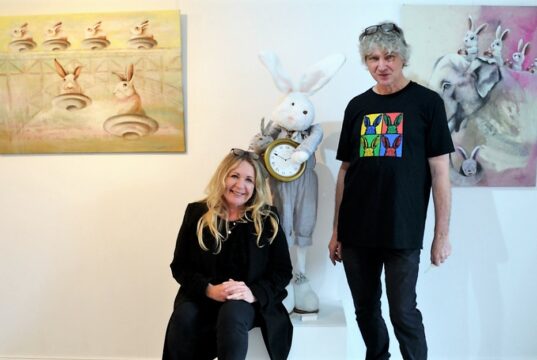 Am Freitag fand die Eröffnung der etwas anderen Galerie Märzhase im Südpark statt. Inhaber Michael Boeck möchte künftig mit Unterstützung von Karen Ulrich die Besucher auf lockere Art an die Kunst heranführen. Ein leicht schräger Spirit ist das Kennzeichen der Galerie. (Foto: © Martina Hörle)