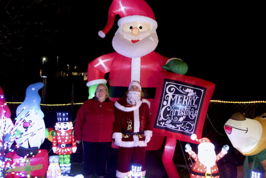 Melanie und Martin Broch präsentieren ihr funkelndes „Magics Weihnachtshaus“ an der Remscheider Straße. (Foto: © Sarah Schmitz)