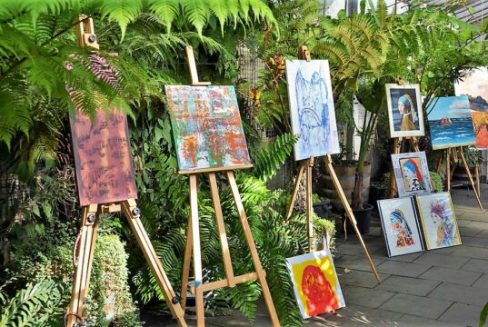 Nach langer Coronapause fand in diesem Jahr endlich wieder die beliebte Jahresausstellung der Malgruppe „Malen zwischen Beet und Baum“ statt, bei der eine Vielzahl der unterschiedlichsten Werke besichtigt werden konnte. (Foto: © Martina Hörle)