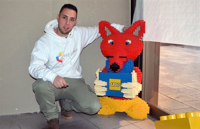 Marcel Buntenbach stellt Kunstwerke aus Lego her. Der Lego-König besitzt rund 2,8 Millionen Steine. Allein für diesen Fuchs hat er 5.000 Teile verbraucht. (Foto: © Martina Hörle)
